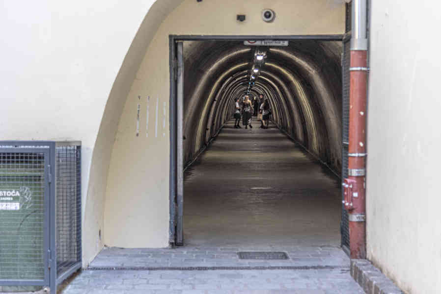 Croacia - Zagreb 57 - túnel Gric.jpg